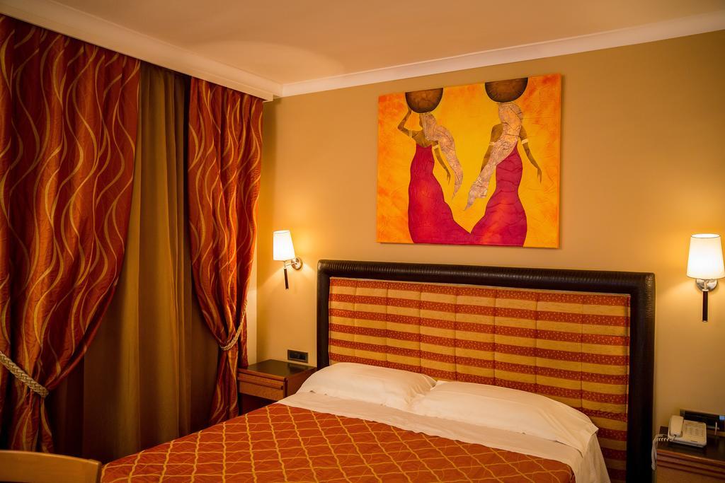 Hotel Ares Pontinia Cameră foto