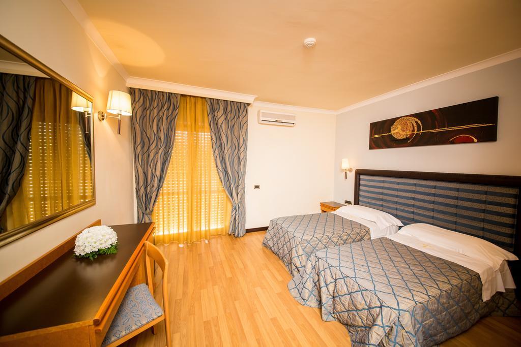 Hotel Ares Pontinia Cameră foto