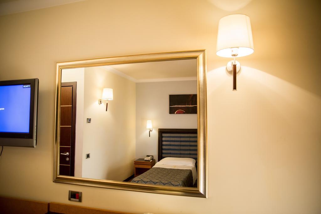 Hotel Ares Pontinia Cameră foto