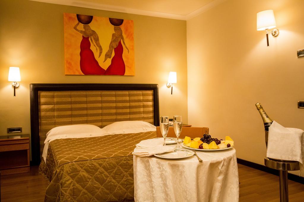 Hotel Ares Pontinia Cameră foto