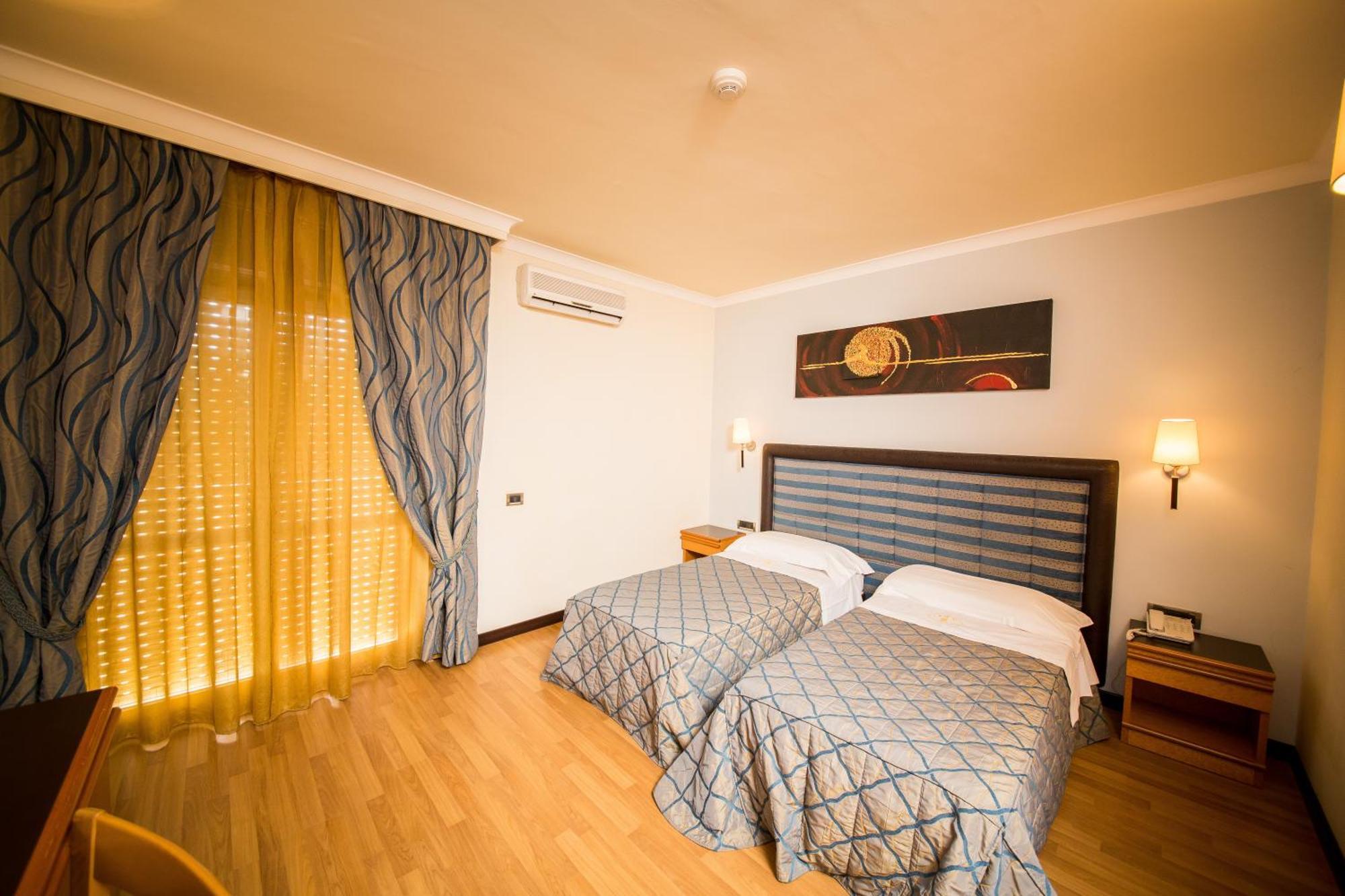 Hotel Ares Pontinia Cameră foto